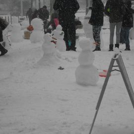 Neben dem Weihnachtsmarkt wurden heute Schneemänner gebaut.