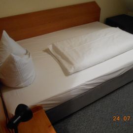 Ein breites geräumiges Bett