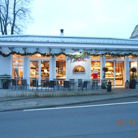 Bäckerei Beckmann - links befindet sich der öffentliche Parkplatz - rechts das Rathaus.