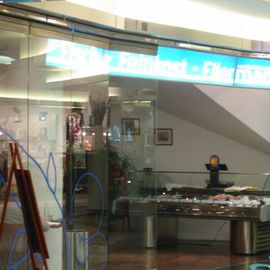 Das Fisch &amp; Feinkostrestaurant durch eine Glasscheibe abgetrennt wegen der Geräuschkulisse in der Rathausgalerie