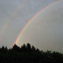 Regenbogen über dem Stausee