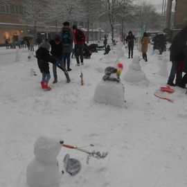 Neben dem Weihnachtsmarkt wurden heute Schneemänner gebaut.