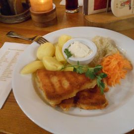 Gebackener Käse mit Salzkartoffeln, Creme Fraiche und etwas Salat. 