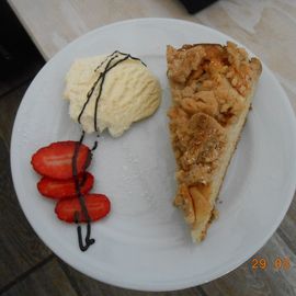 gedeckter Apfelkuchen mit Eis &amp; Erdbeeren