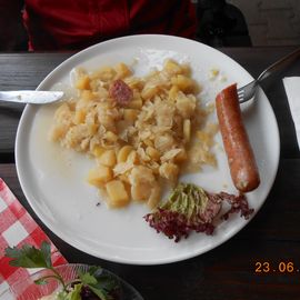 Spitzkohlgemüse mit Mettwurst und Kartoffeln