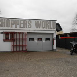 Werkstatteinfahrt der Choppersworld
rechts ein Harley - Trike