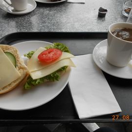 2 belegte Käsebrötchen und der obligatorische Kaffee für mich.