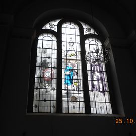 Eines der Kirchenfenster ,am Eingang - links