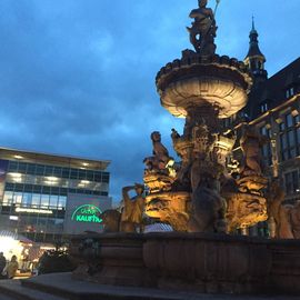Wochenmarkt & Jubiläumsbrunnen in Wuppertal