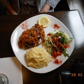 Rinderleber mit Püree &amp; Salat
