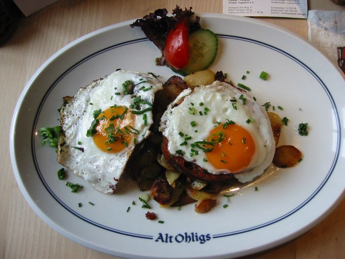 Leberkäse, 2 Stücke,  mit Bratkartoffeln und Spiegeleiern 