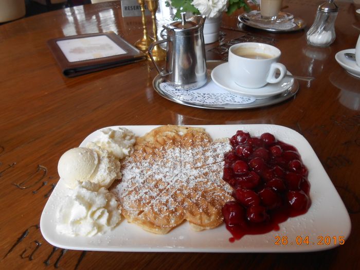 Leckere Waffel mit Kirschen - Eis & Sahne.