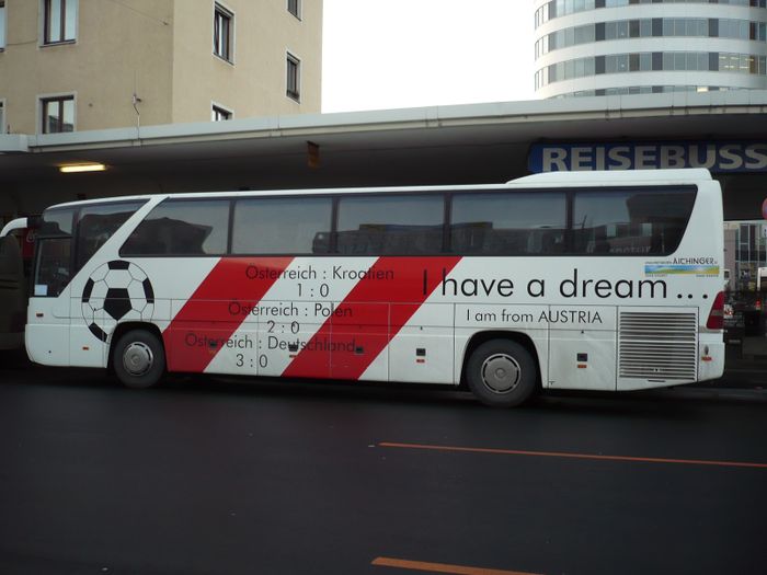 Östereichischer Kollege seinerzeit am Busbahnhof mit der Fußball WM - Reklame