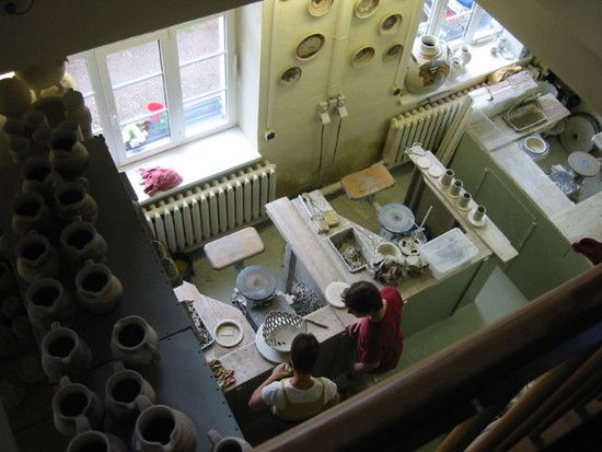 Blick vom Cafe in der I. Etage hinunter zur Töpferwerksatt