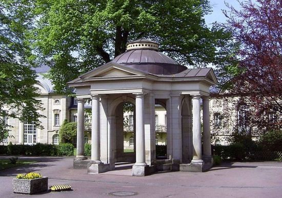 Brunnentempel vor der Esplanade