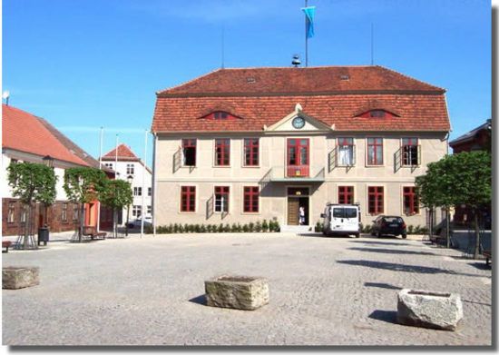 Der Markt mit dem alten Rathaus von Malchow