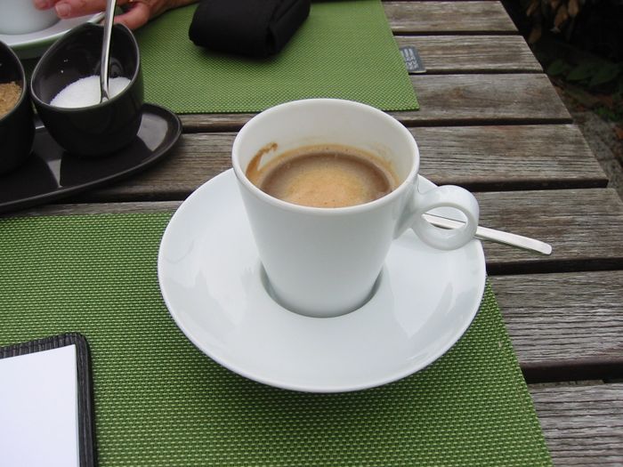 Leckerer Kaffee mit braunem Zucker 