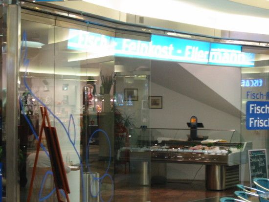 Das Fisch & Feinkostrestaurant durch eine Glasscheibe abgetrennt wegen der Geräuschkulisse in der Rathausgalerie