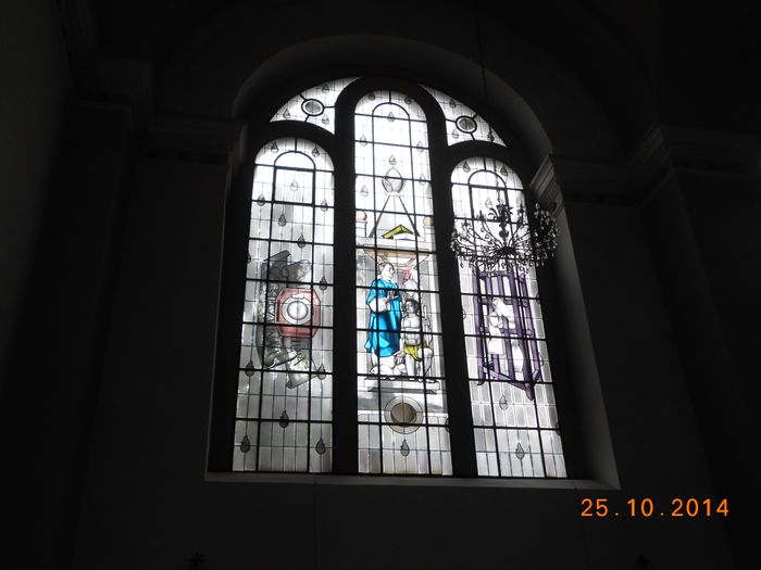 Eines der Kirchenfenster ,am Eingang - links