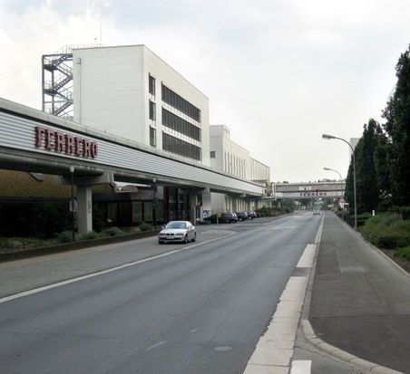 Firma Ferrero mit Werksverkauf, im Hintergrund der Hochbau!