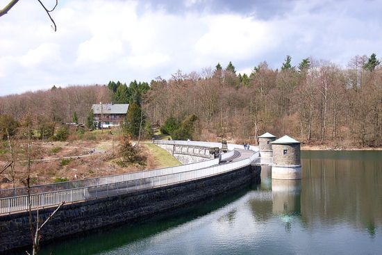 Die Neyetalsperre mit Blick im Hintergrund auf das Gasthaus