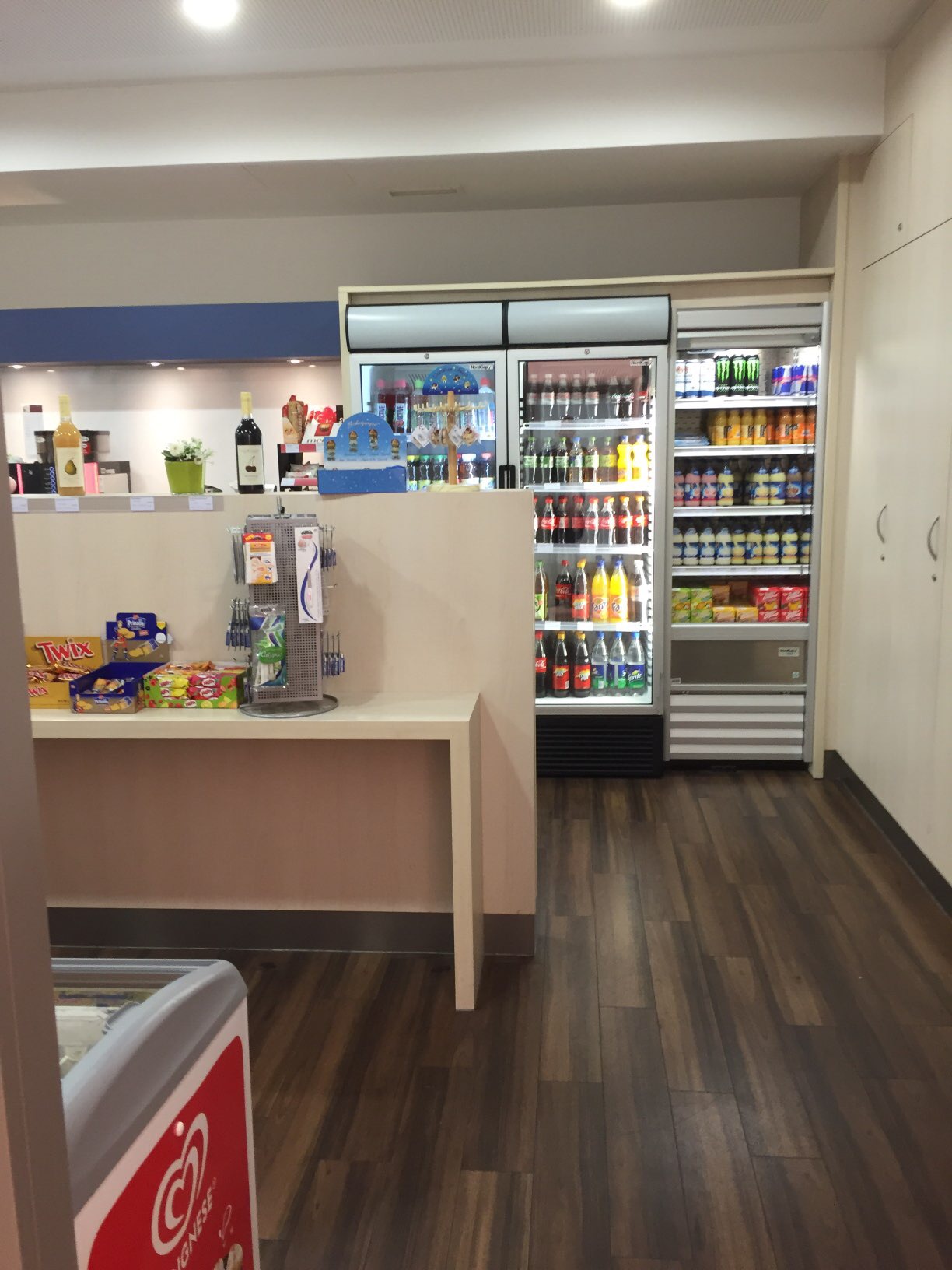 Der Kiosk mit Kaffeeautomat - Zeitungen - Snacks - Kuchen und belegten Br&ouml;tchen befindet sich im Erdgeschoss linker Hand.