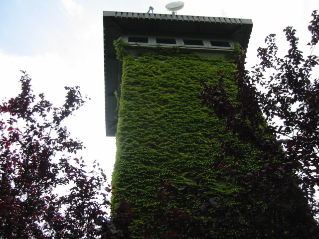 Der bewohnte Tower mit Übersicht über das Gelände