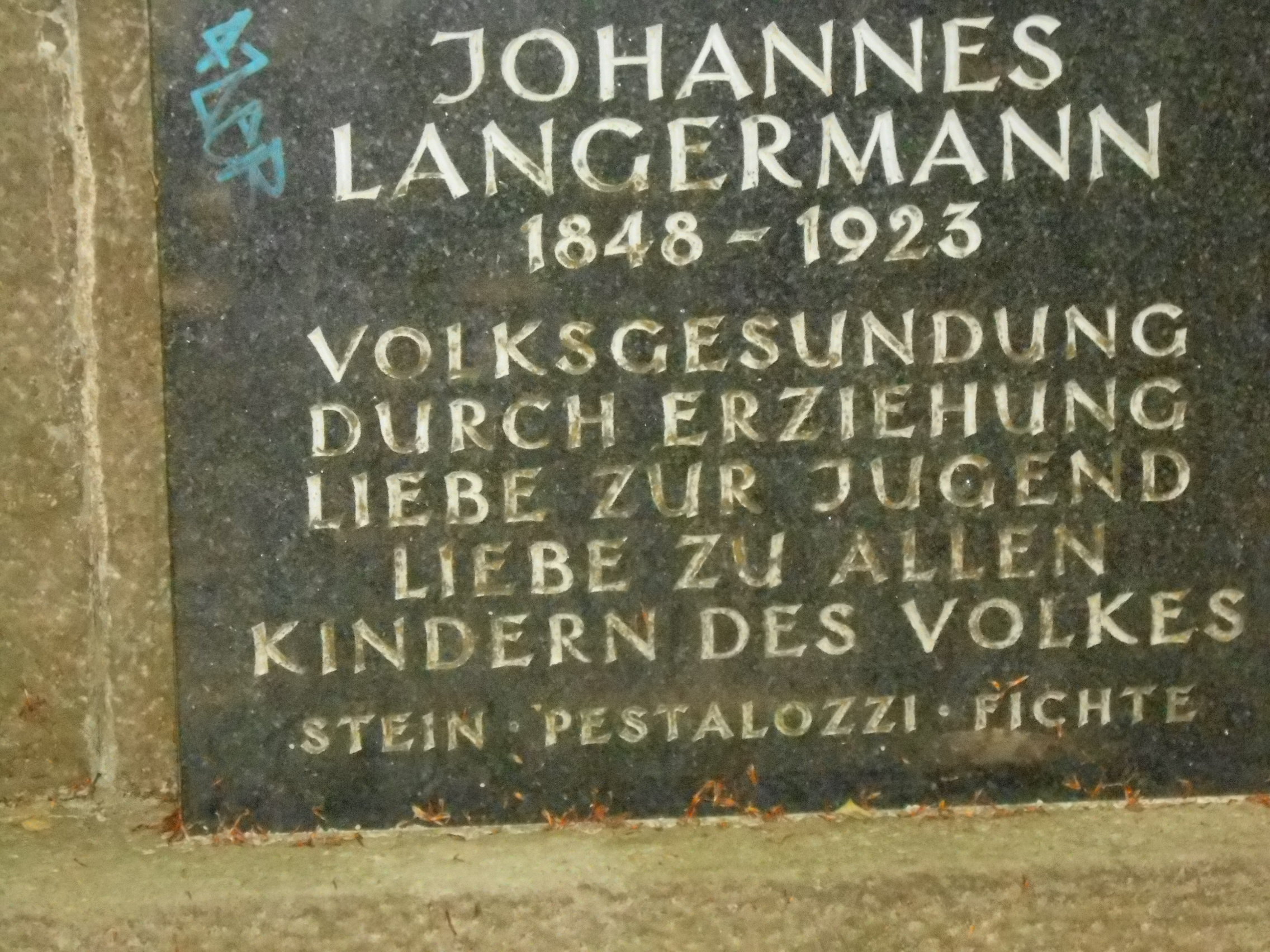 Inschrift an einem Stein im 
Vorwerkpark