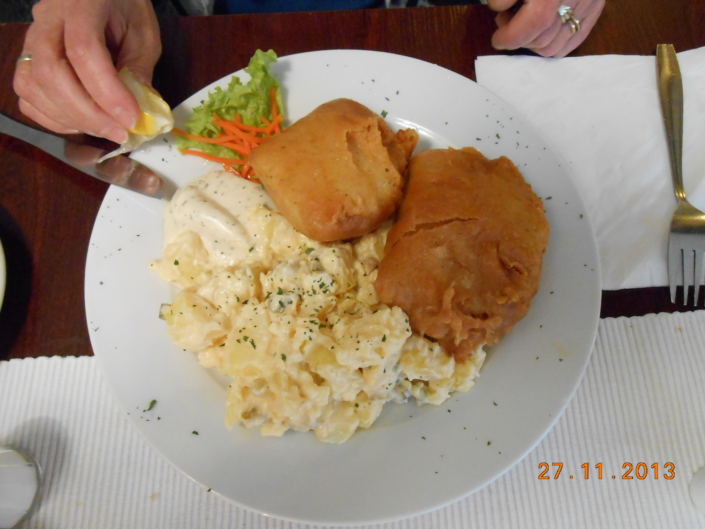 Backfisch mit selbstgemachtem Kartoffelsalat.