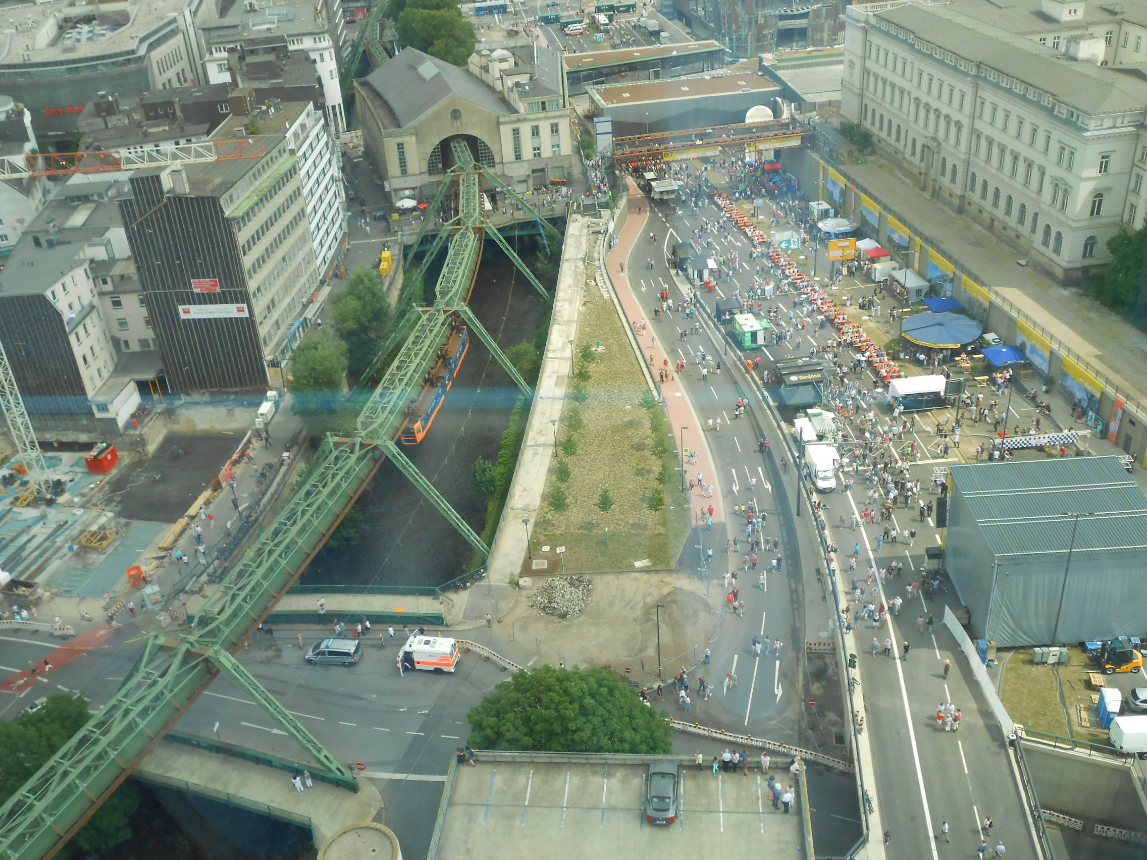 Blick vom 19. Stock des Sparkassenhochhauses hinunter auf die Elberfelder Feierlichkeiten
