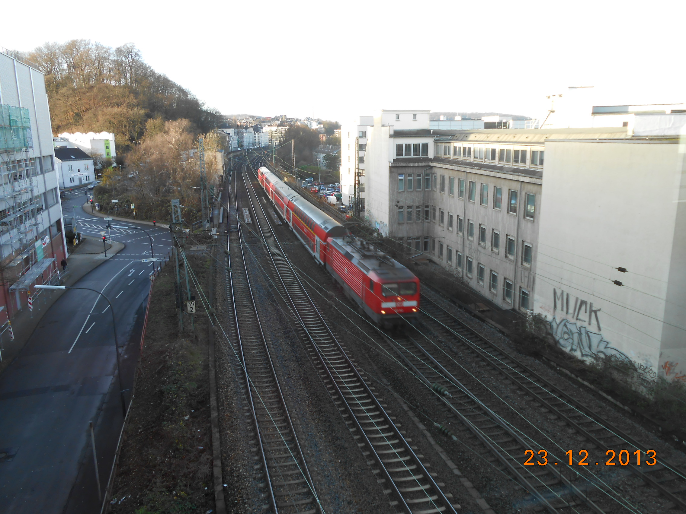 Eisenbahnstrecke Hagen - Wuppertal - D&uuml;sseldorf. Aufnahme :  kurz vor dem Elberfelder Bahnhof