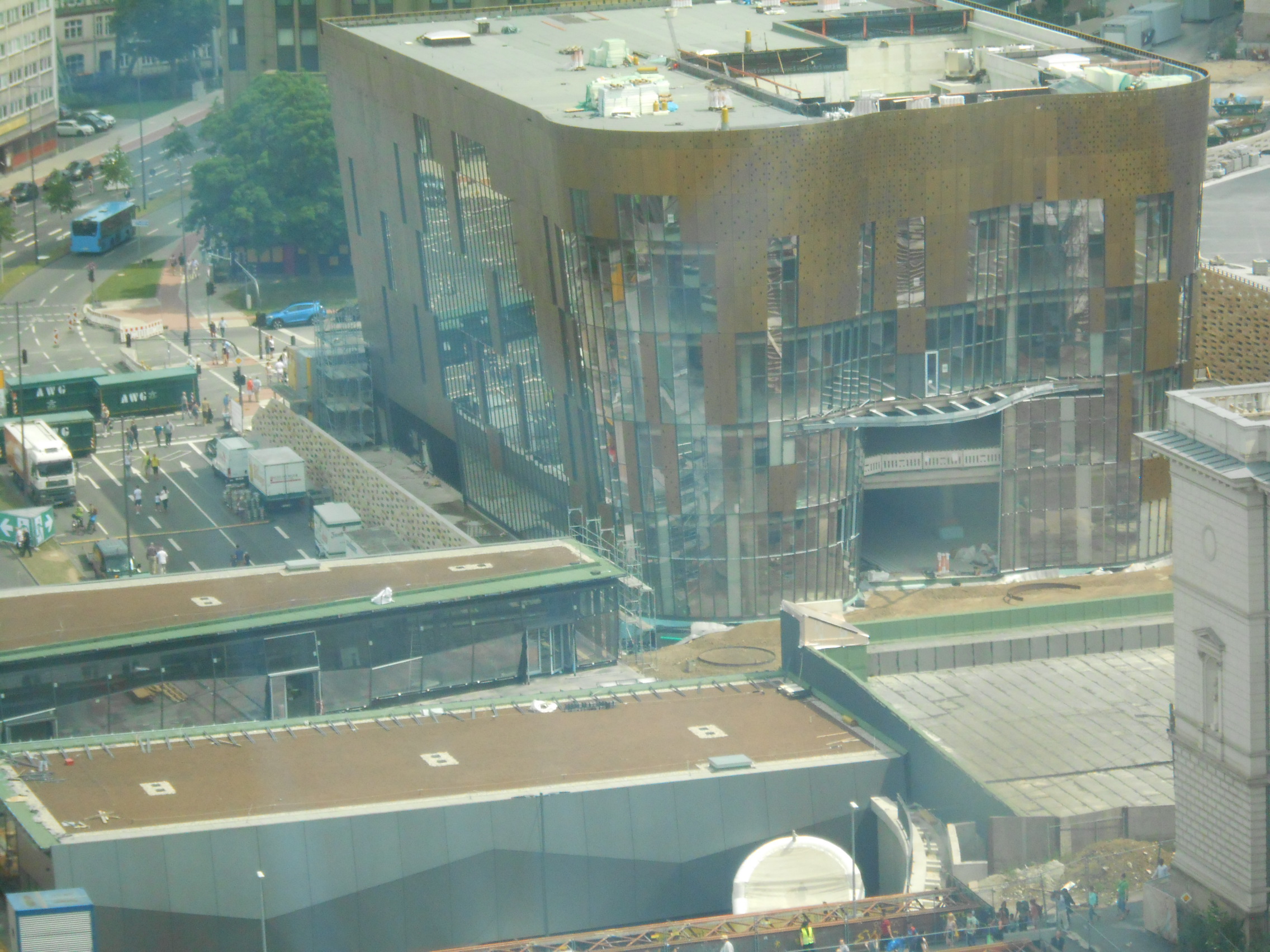 Blick vom 19. Stock des Sparkassenhochhauses hinunter auf die Elberfelder Feierlichkeiten mit dem Primarkgebäude