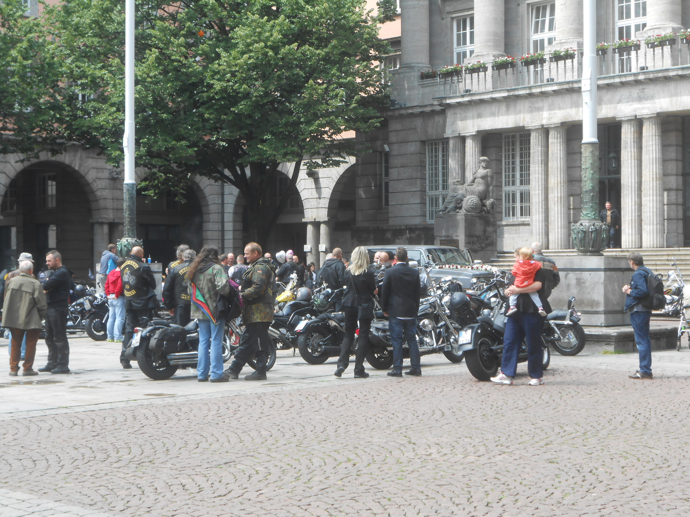 Eine Motorrad - Rockerhochzeit vor dem Barmer Rathaus am 18.06.2016