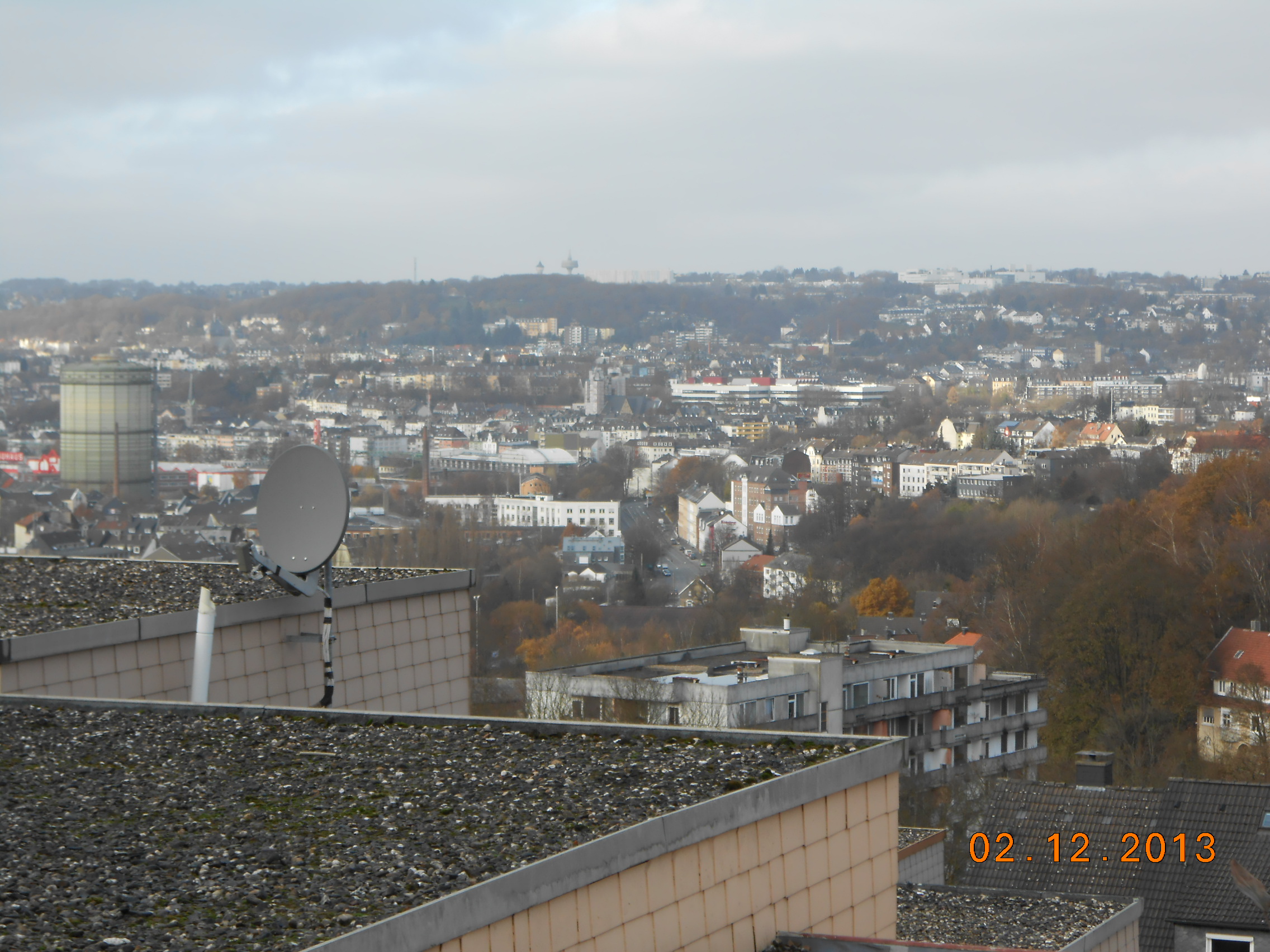 Blick auf den östlichen Teil der Stadt, linker Hand als Baudenkmal der alte Gaskessel von Heckinghausen
