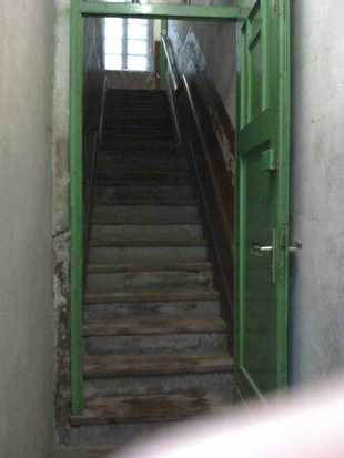 Steile Treppe zu den Schaumstoffen hin