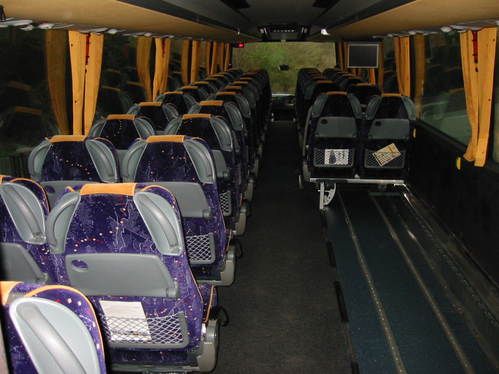 Handycap - Bus - rechte Seite  kommen gesicherte Rollstühle hin!