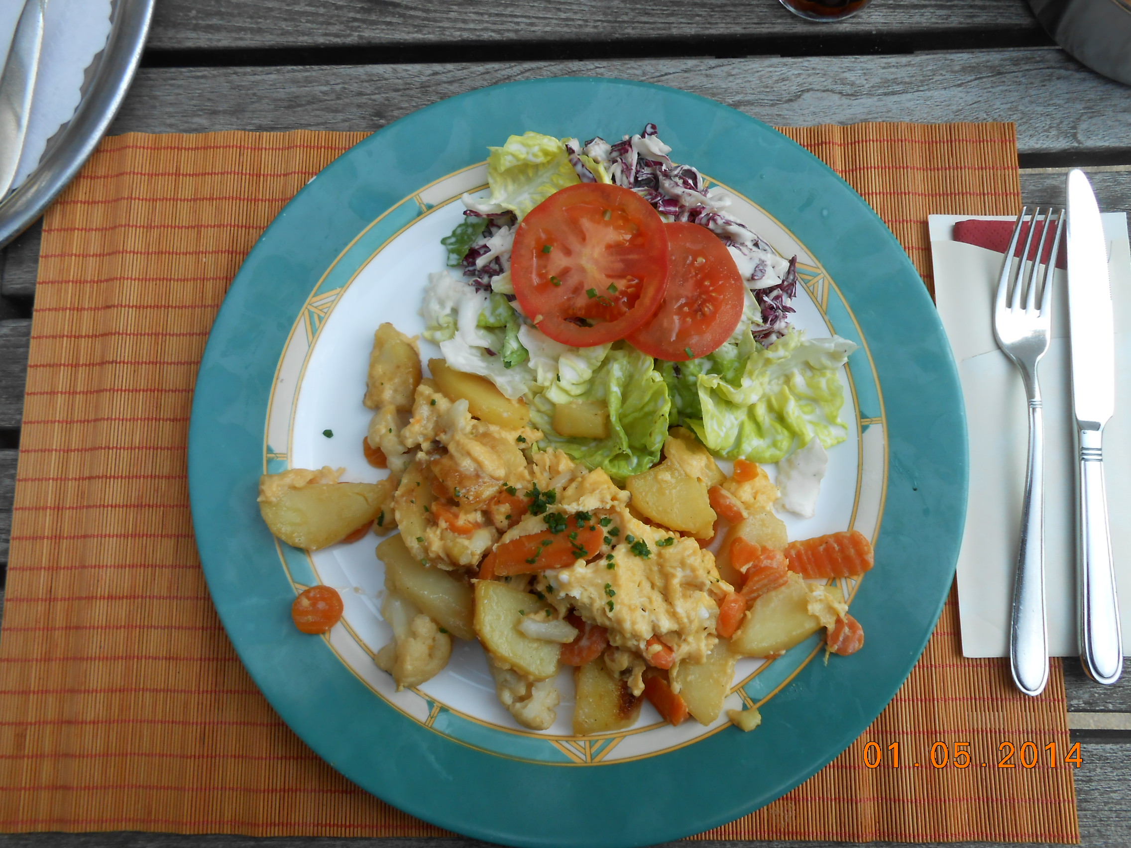 Bauernomelet mit Gemüse &amp; Salat.