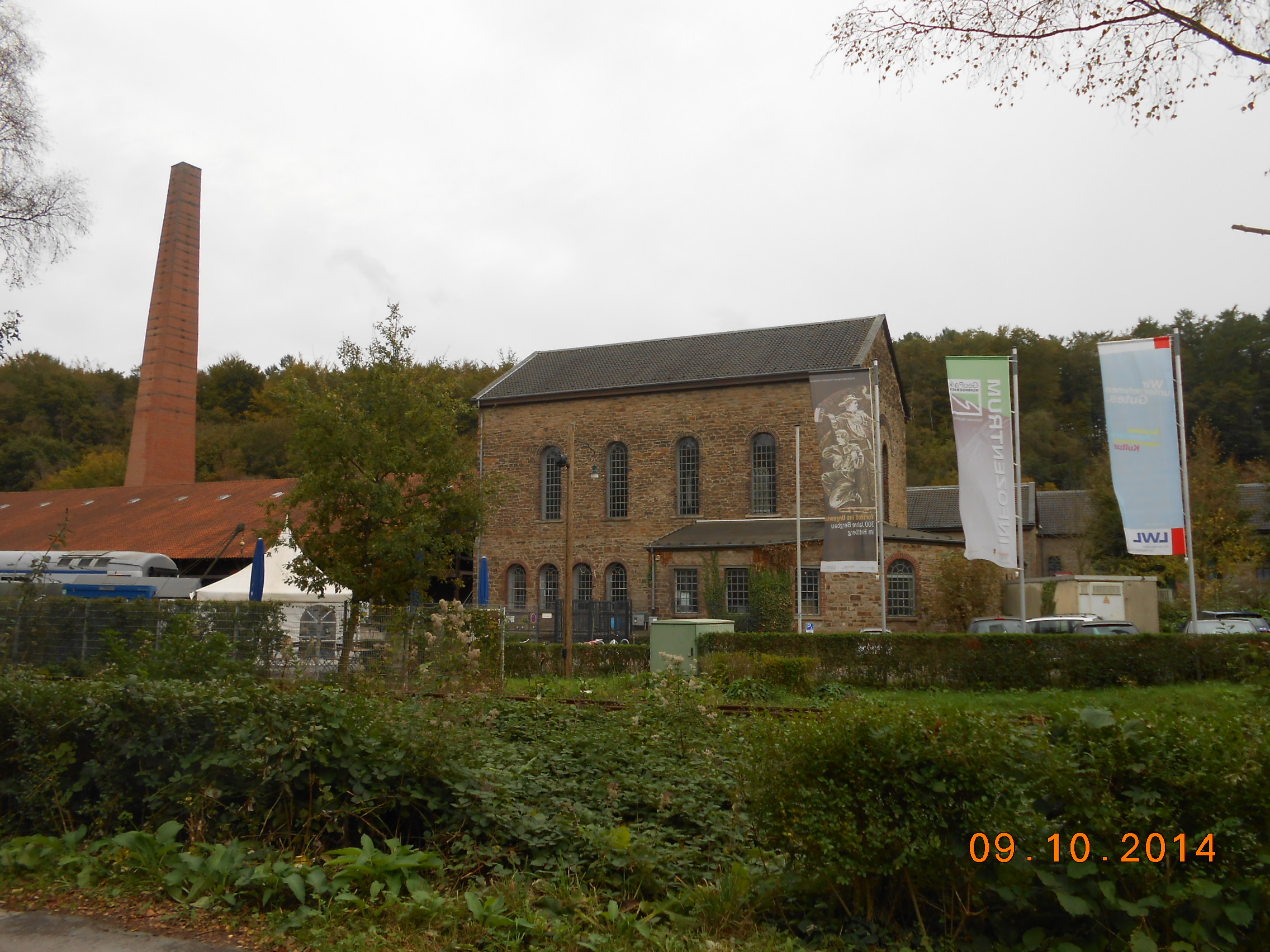 Rechts Eingang zum Museum - links der Schornstein der Ringofenanlage