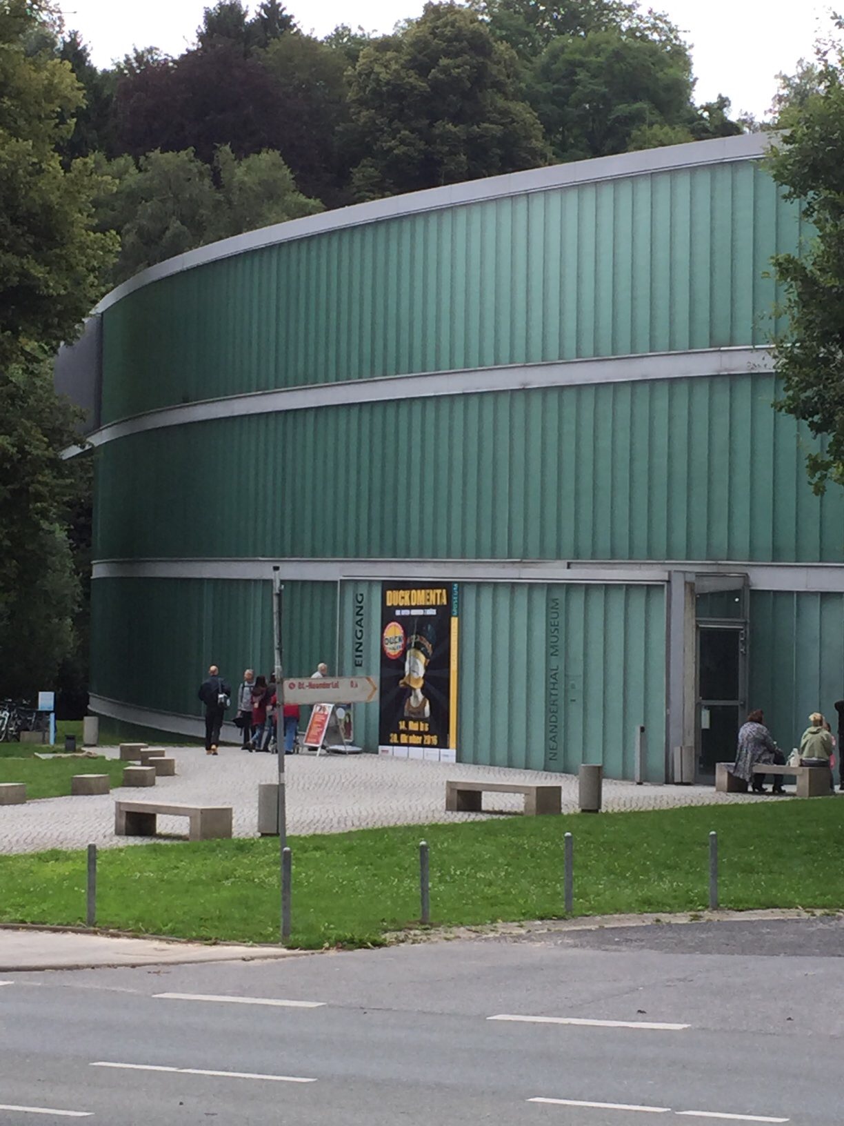 Der modernisierte Eingang zum Museum, drinnen direkt nebe dem Kassenbereich der Museumsshop.