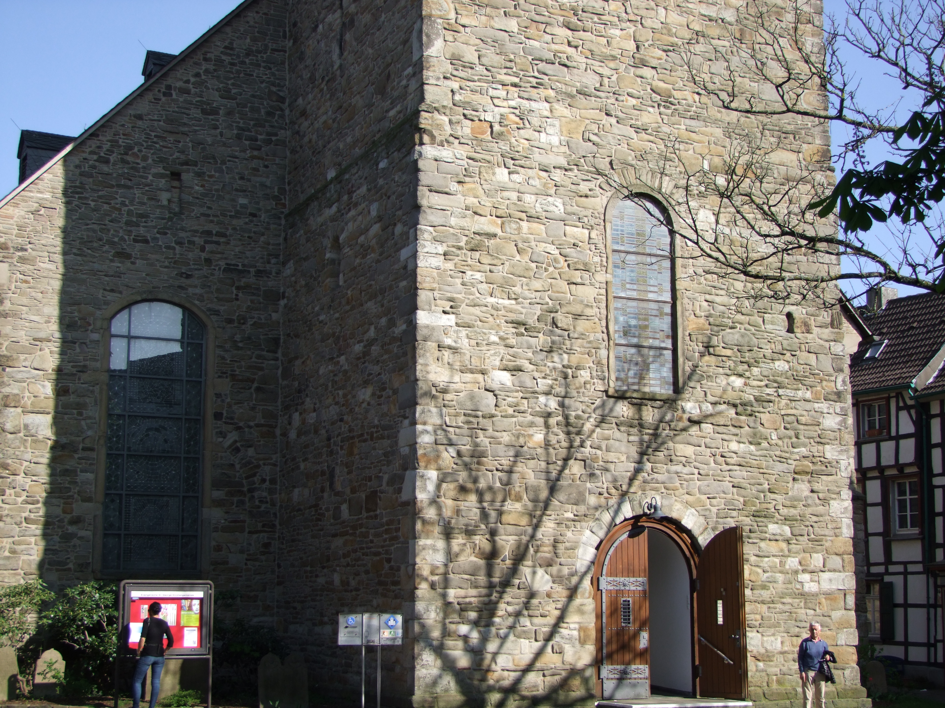 Der Eingang zur Kirche