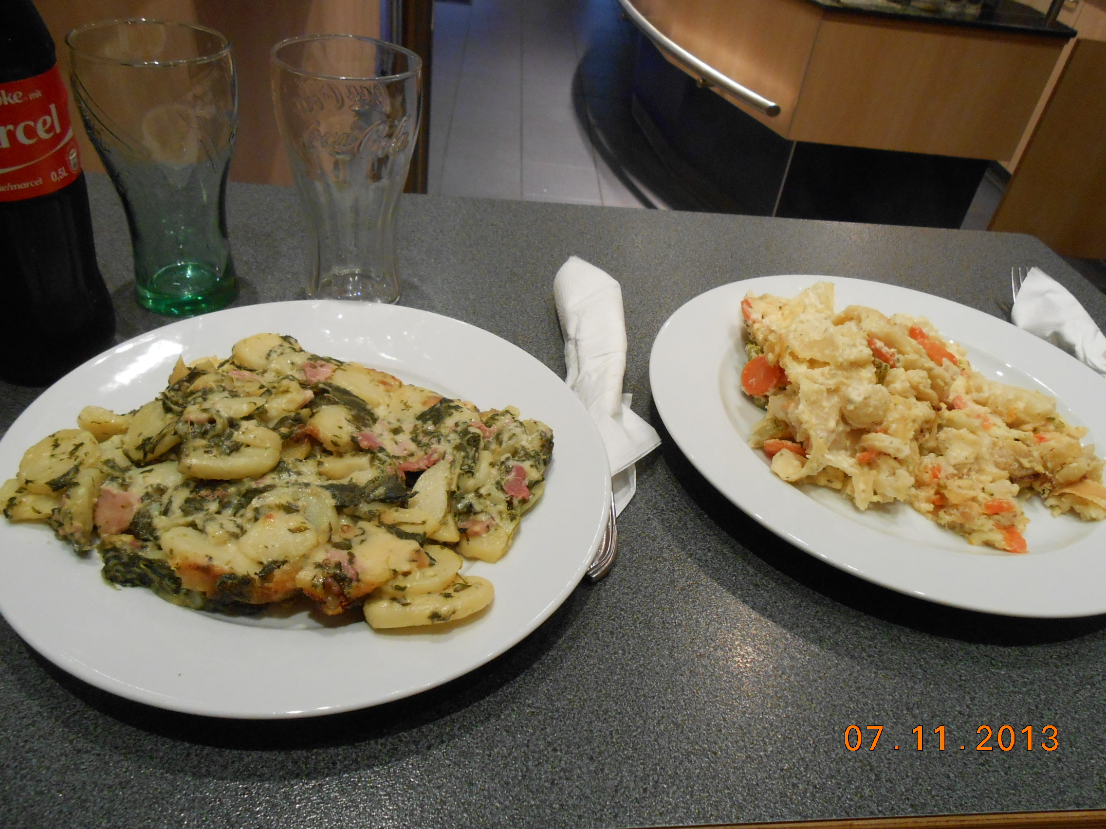 Linker Teller - Spinatauflauf, rechter Teller - Lasagneauflauf.