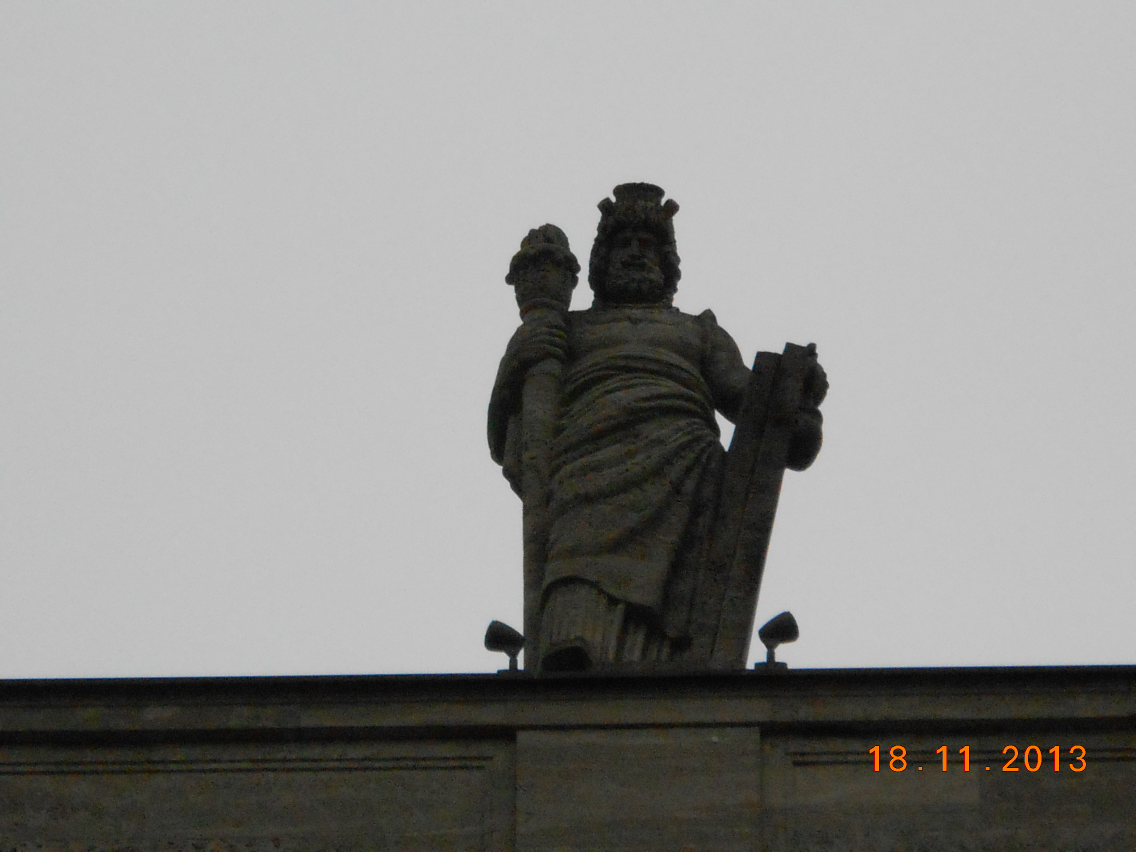 Eine von 8 Figuren auf dem Rathaus  - Dach