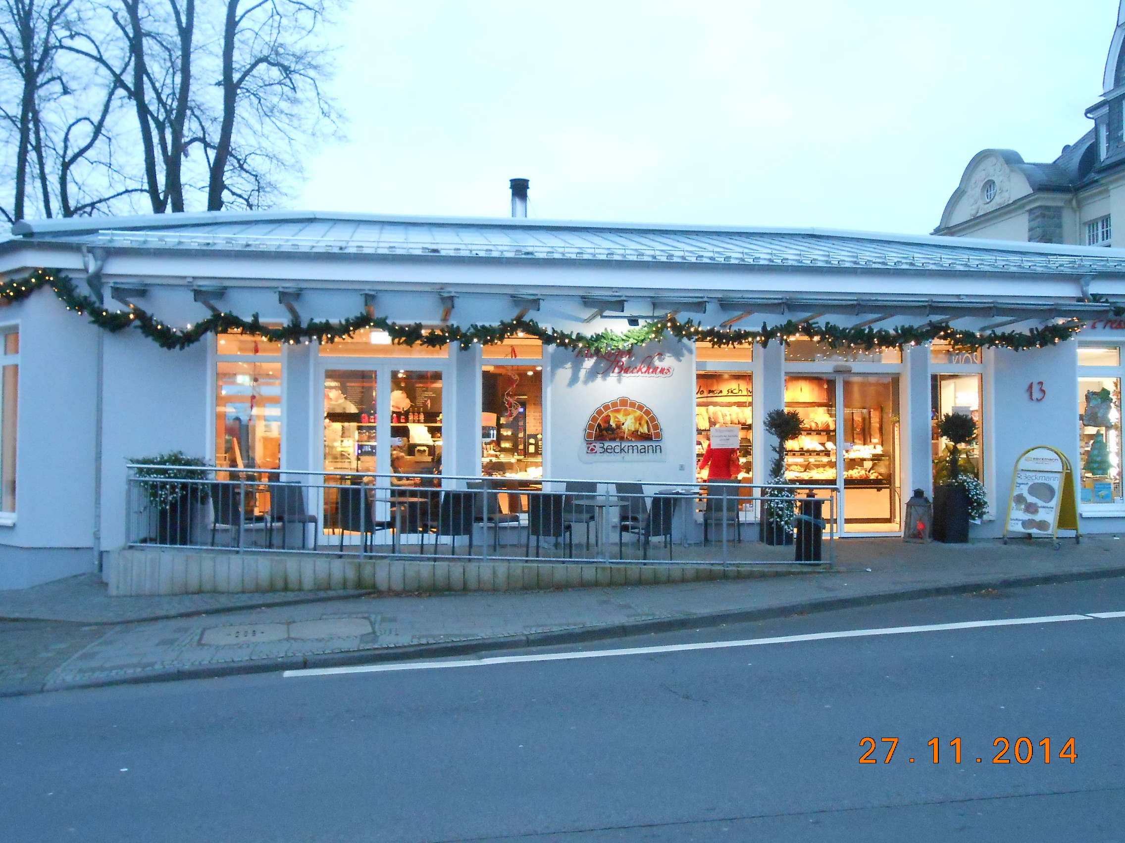 Bäckerei Beckmann - links befindet sich der öffentliche Parkplatz - rechts das Rathaus.