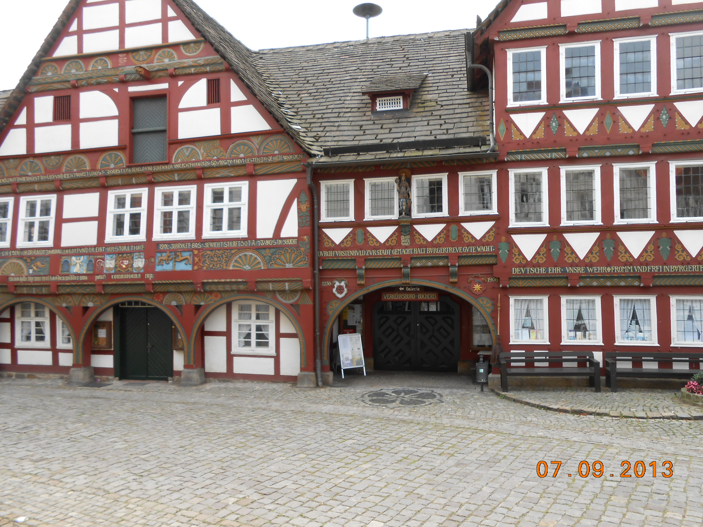 Viele Schnitzereien am historischen Rathaus von 1576