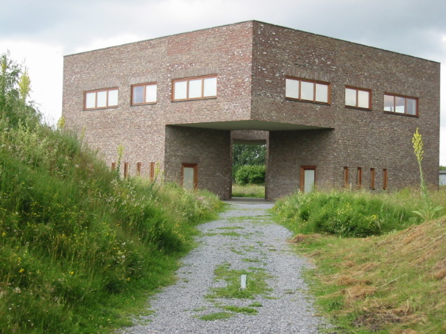 Interessanter Bau auf dem Gelände, wo das Archiv der Museumsinsel Hombroich untergebracht ist