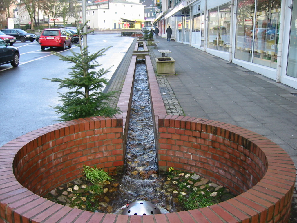 Fußgängerweg getrennt durch den Wasserlauf im Stadtteil Ronsdorf