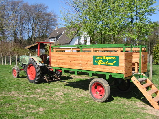 Mit der Gruppe eine Runde mit dem Traktor