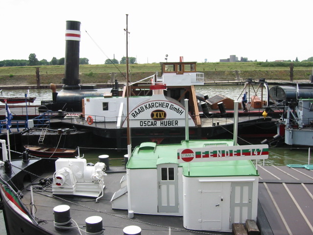 Blick vom Ufer zum Museumsschiff