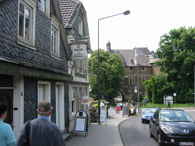 Linker Hand das Restaurant Kalkum, im Hintergrund der Toreingang zu Schloss Burg a.d. Wupper