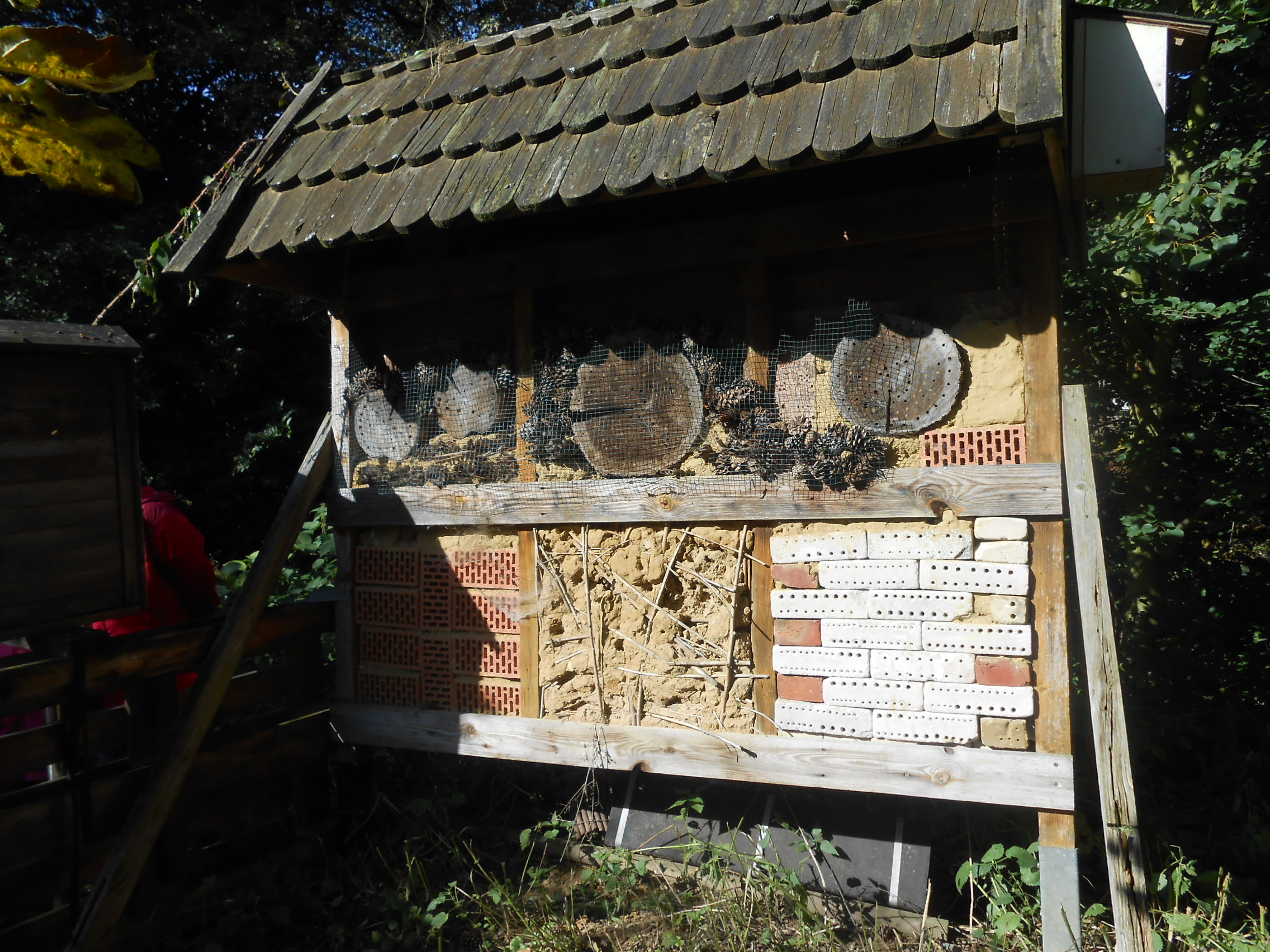 Zum bestäuben der Streuobstwiese steht dort ein insektenhotel.